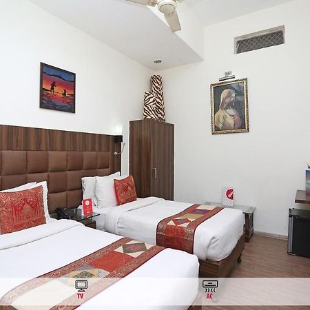 Oyo Flagship The Marc Blu Hotel Tājganj Exterior photo