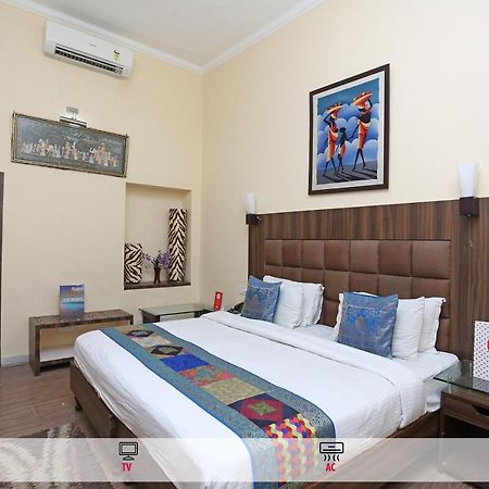 Oyo Flagship The Marc Blu Hotel Tājganj Exterior photo