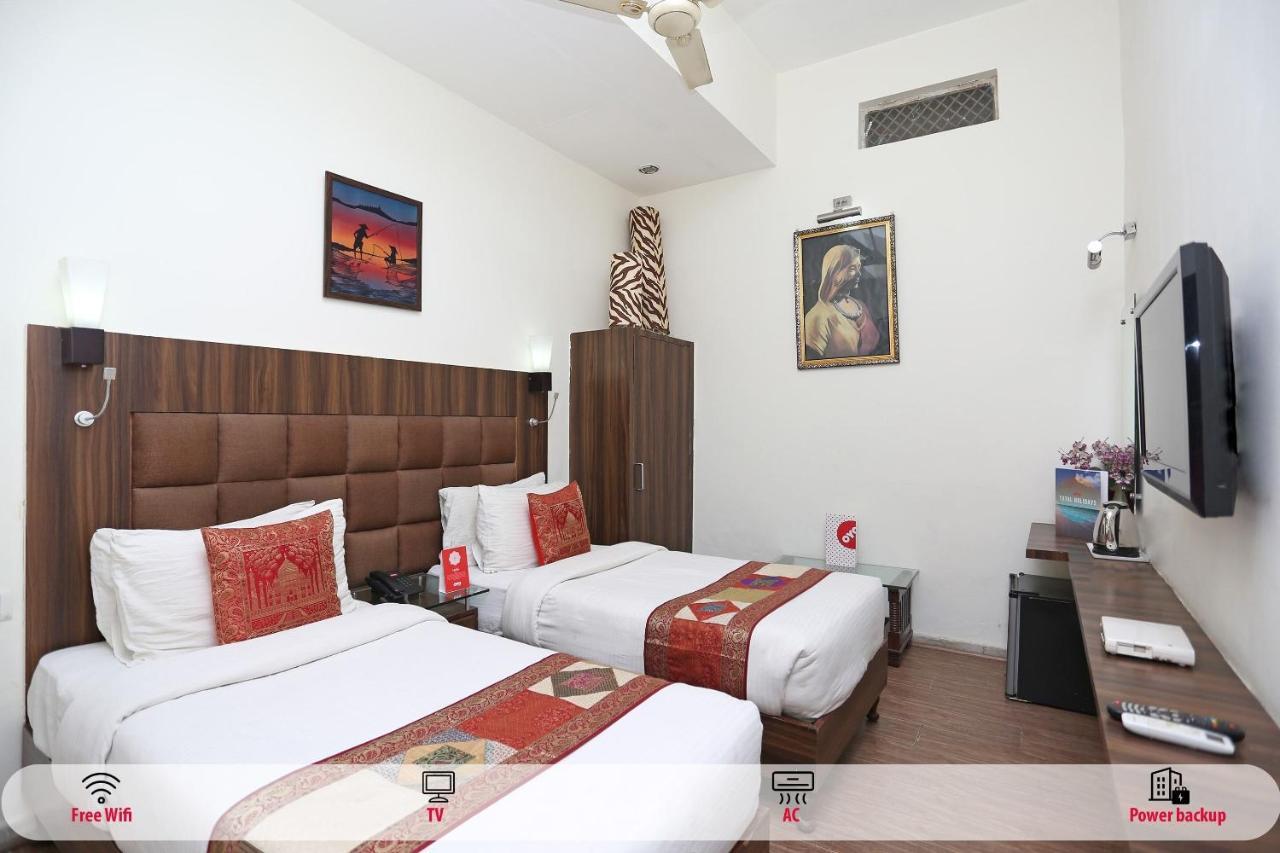 Oyo Flagship The Marc Blu Hotel Tājganj Exterior photo