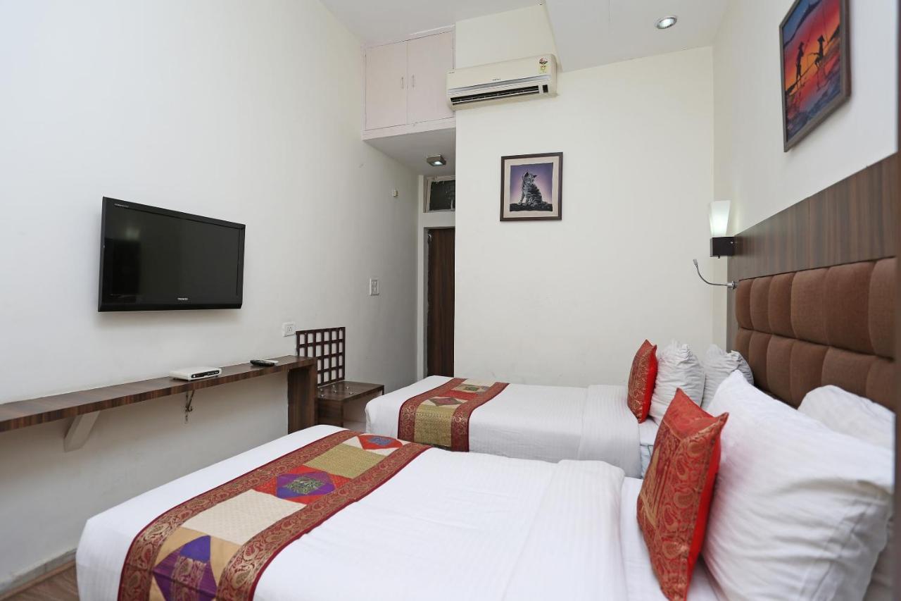 Oyo Flagship The Marc Blu Hotel Tājganj Exterior photo