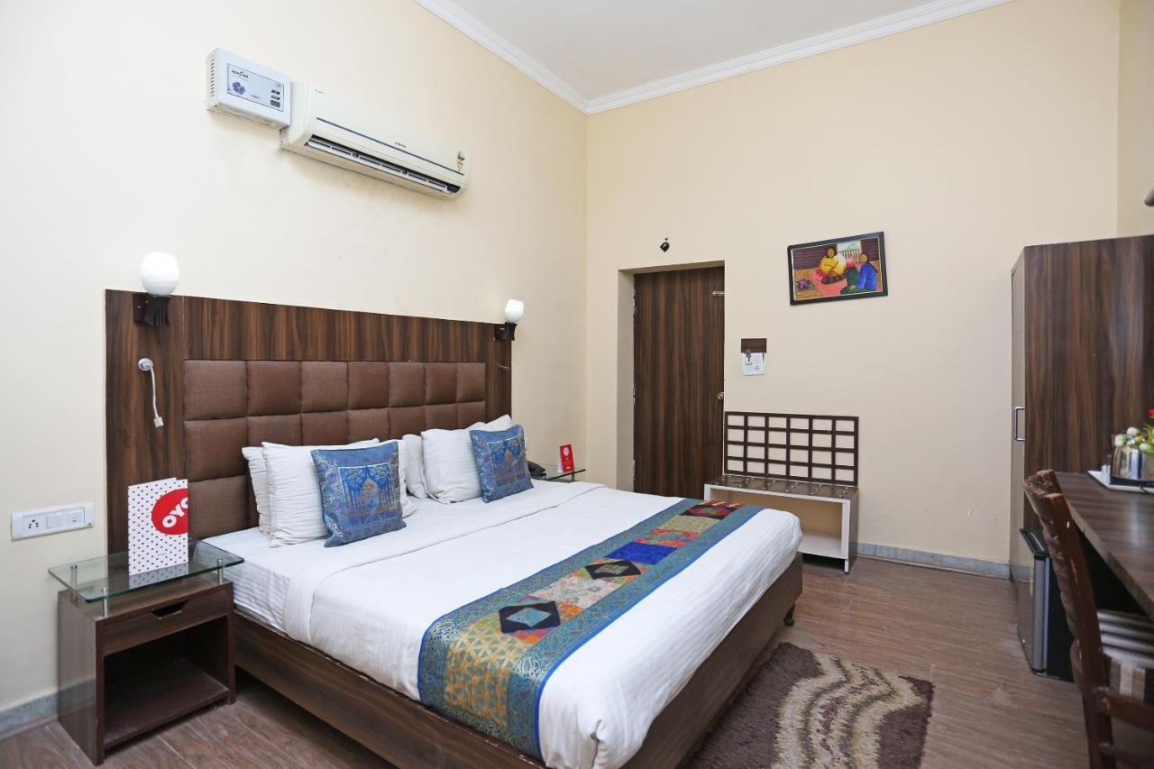 Oyo Flagship The Marc Blu Hotel Tājganj Exterior photo
