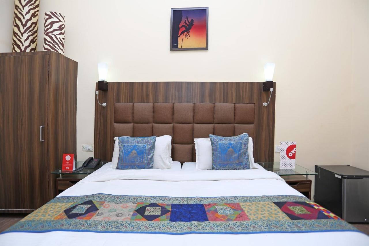Oyo Flagship The Marc Blu Hotel Tājganj Exterior photo