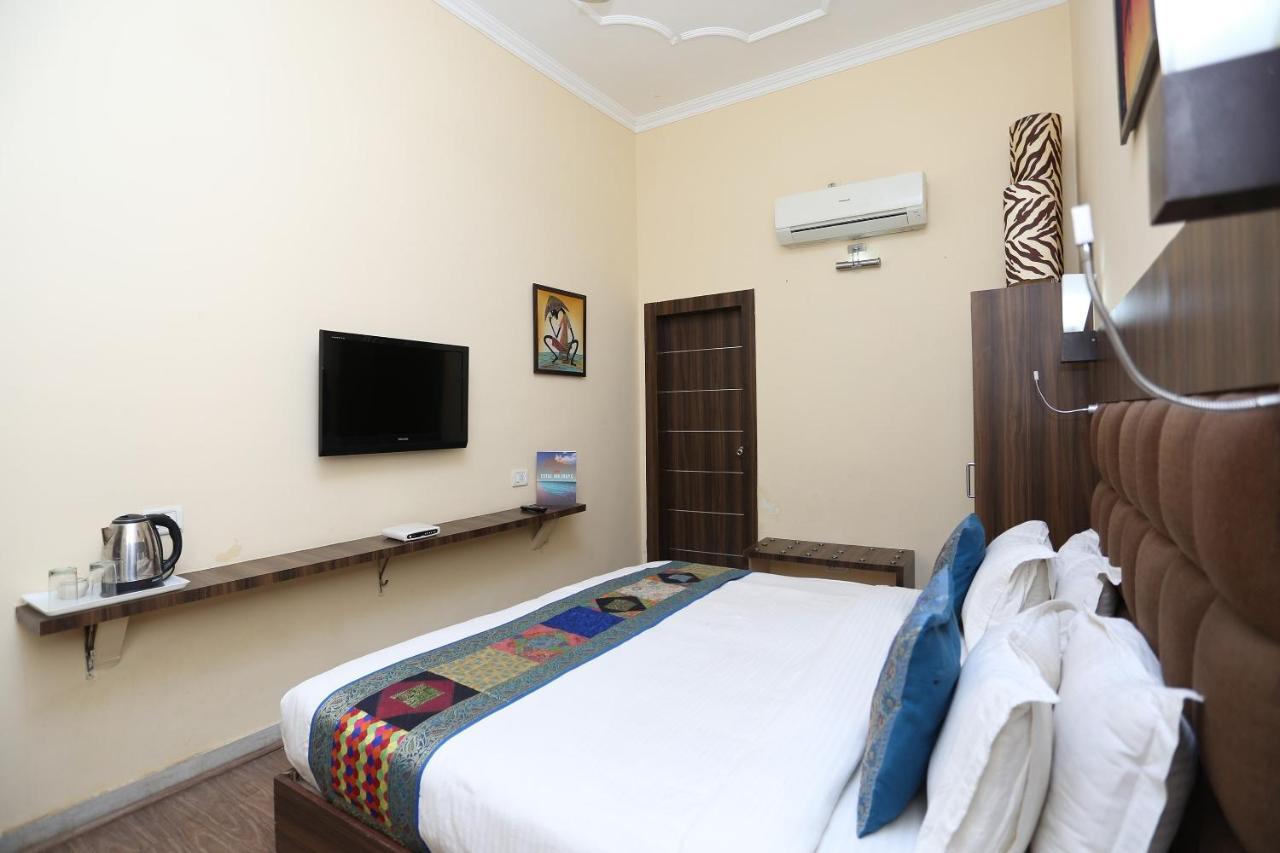 Oyo Flagship The Marc Blu Hotel Tājganj Exterior photo