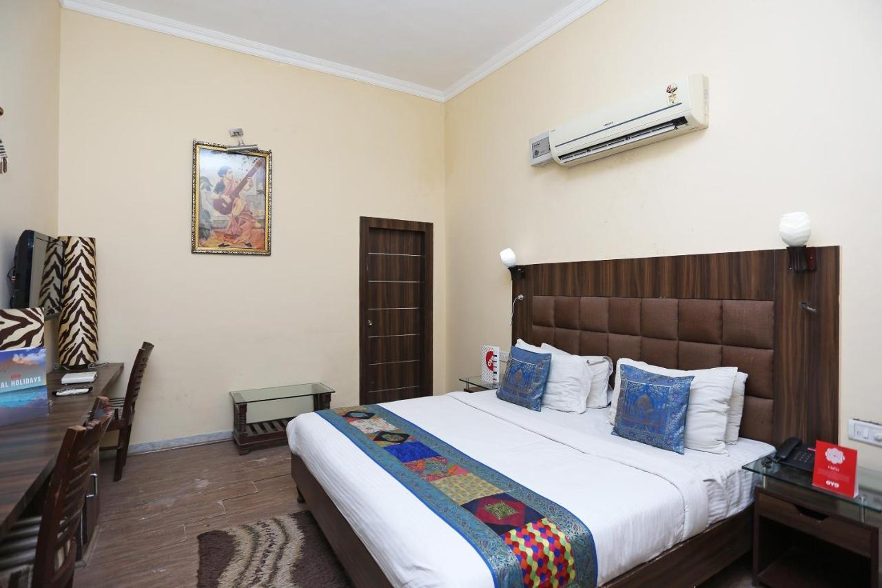 Oyo Flagship The Marc Blu Hotel Tājganj Exterior photo