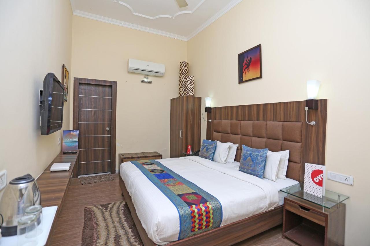 Oyo Flagship The Marc Blu Hotel Tājganj Exterior photo