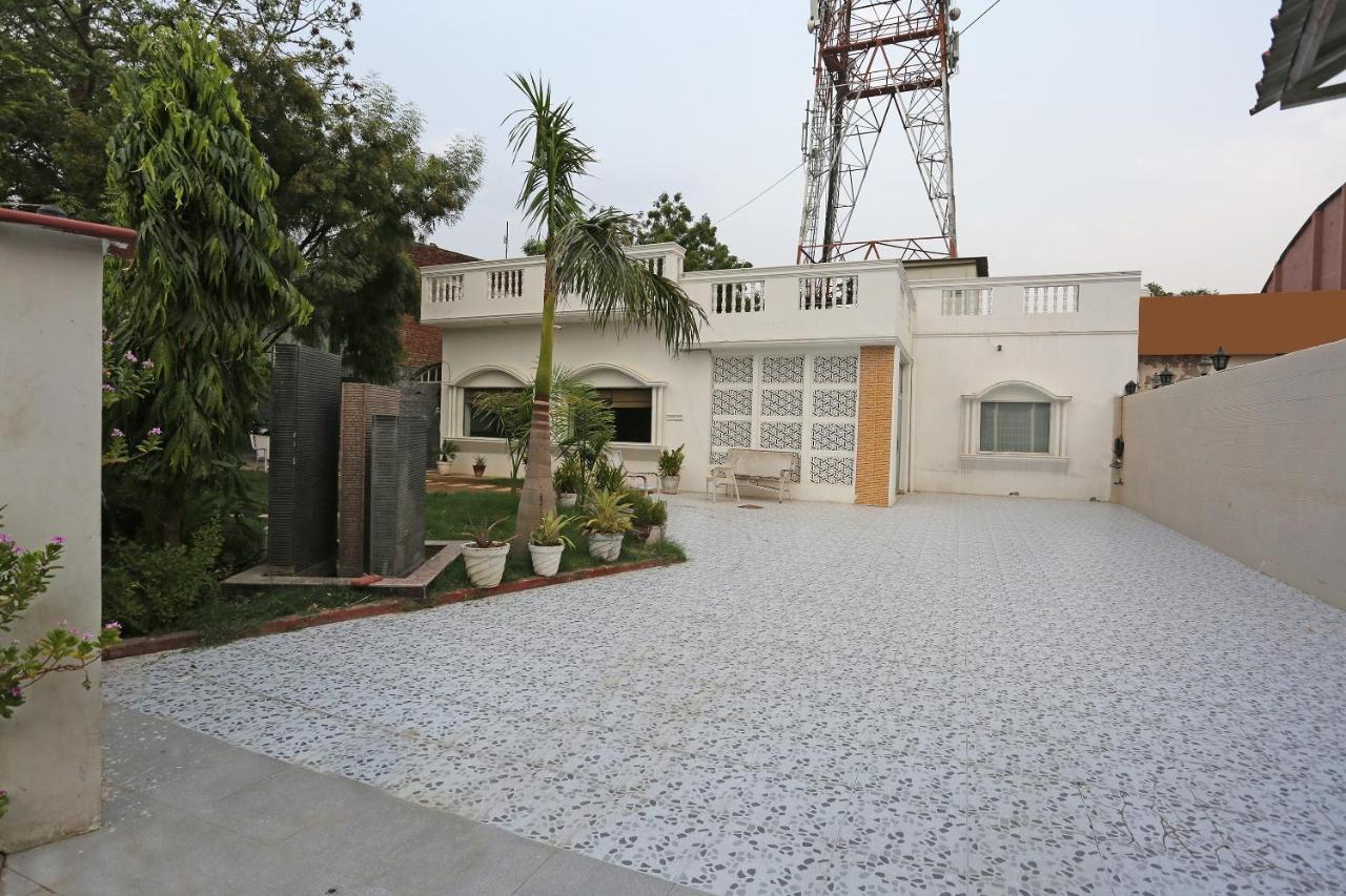 Oyo Flagship The Marc Blu Hotel Tājganj Exterior photo